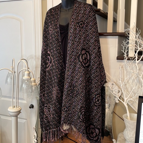 Stunningly Soft Cape Wrap Poncho The Flowers are Embedded with Woven Colours - Picture 3 of 12